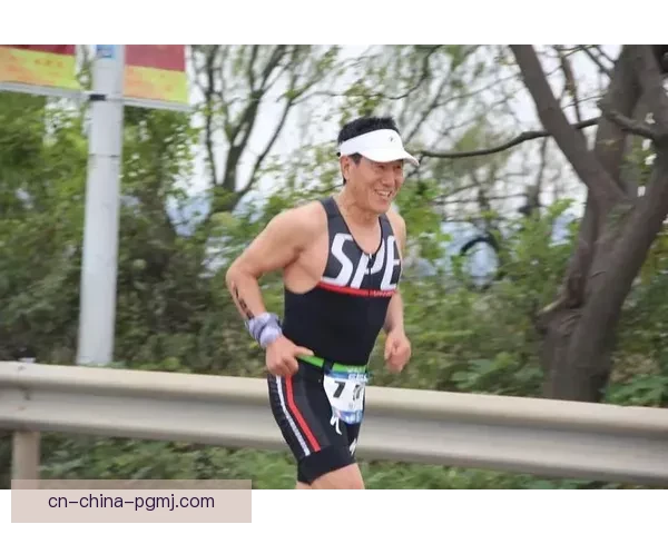 铁人三项挑战：泳、车、跑，勇往直前，无惧风雨